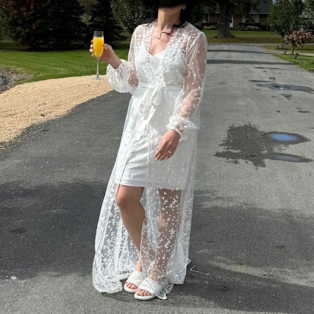 Le Rose Elegant White Lace Robe